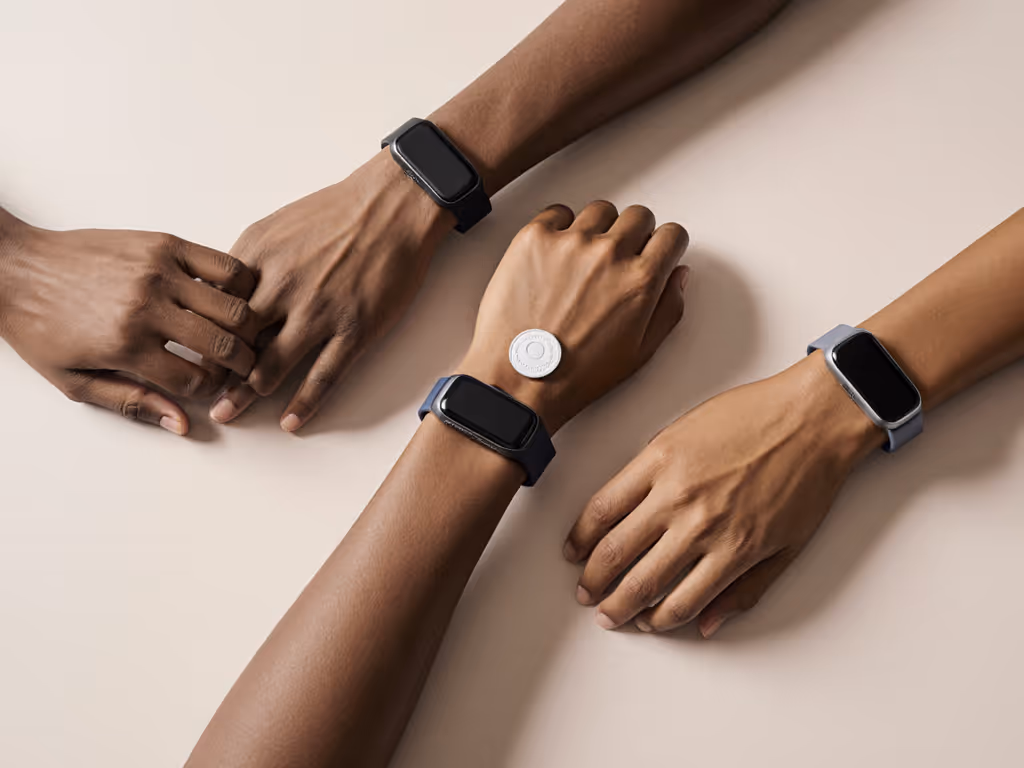 tracker_on_diverse_wrist_with_cgm_sensor