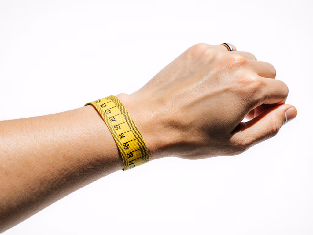 wrist_measurement_technique_demonstrating_ulna_bone_placement